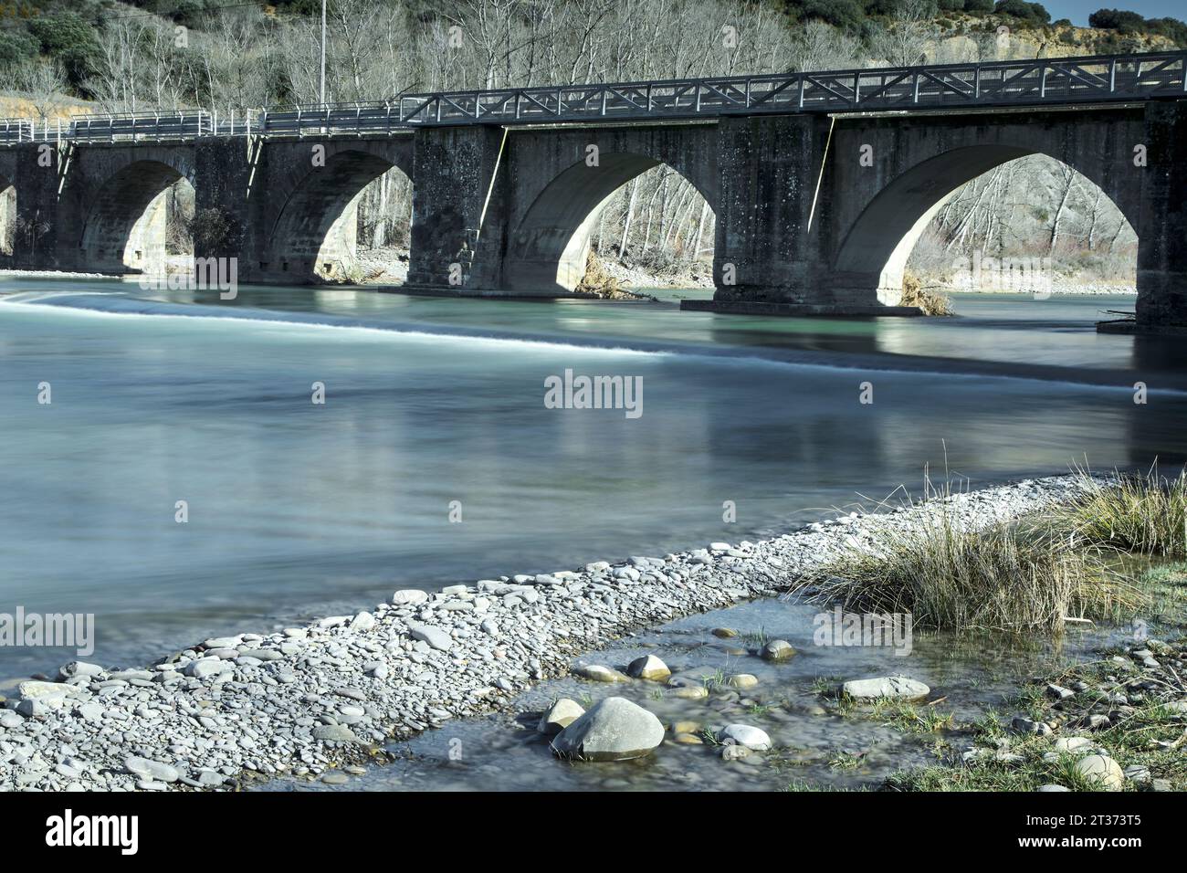 Ponte sul fiume e la corrente del fiume. Aragon River, Aragon, Spagna, Europa. Foto Stock