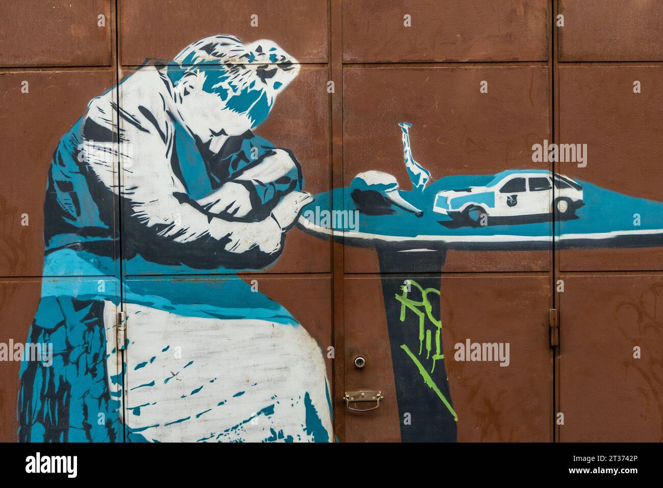 Colorata arte urbana Graffiti sulle mura della città di Valencia che rappresentano i ritratti della diversità. Murales colorati di una signora stanca Foto Stock