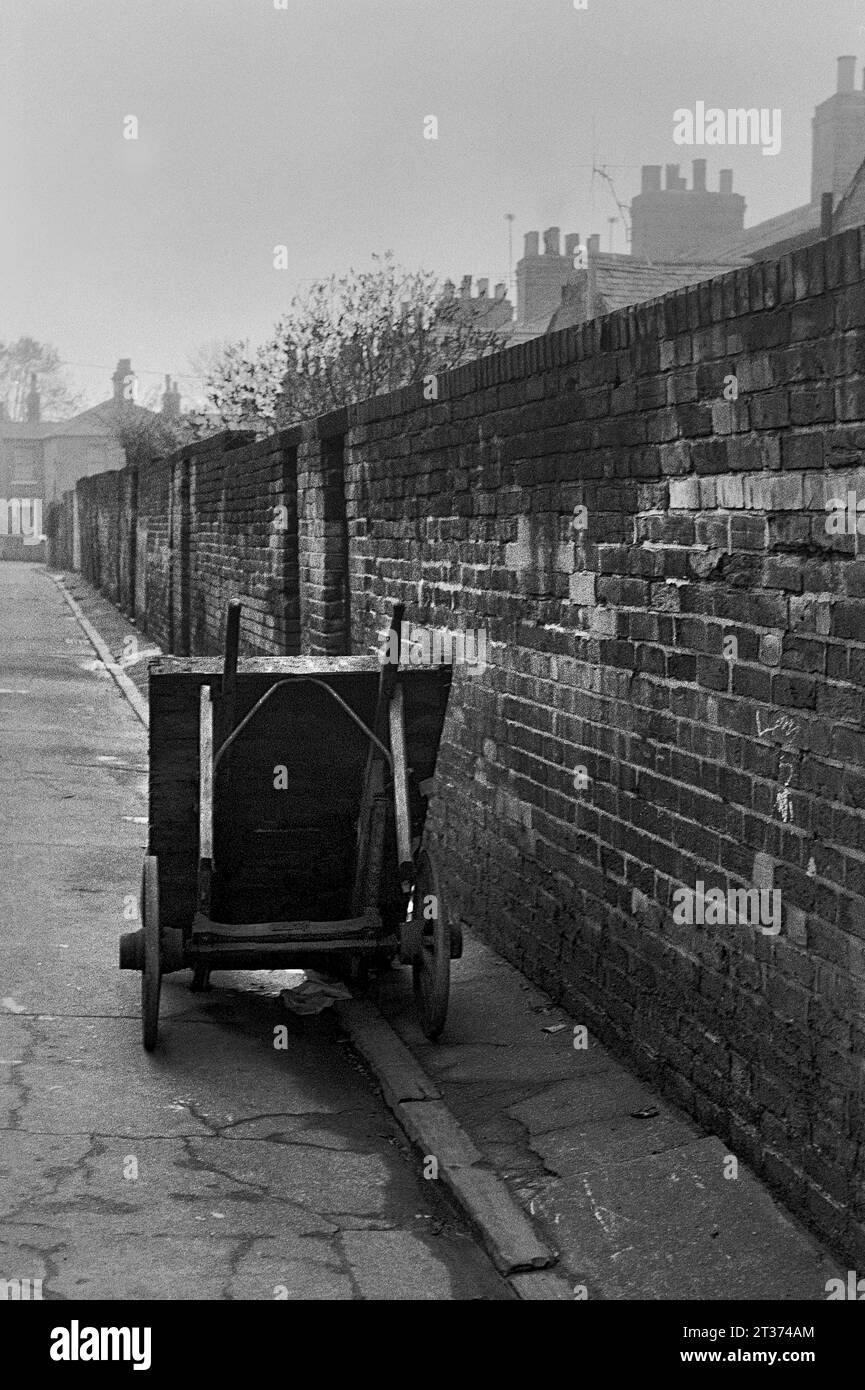 Carretto di legno parcheggiato in una corsia secondaria tra le case di Berkley Street e Mowbray Street durante la demolizione di St Ann's, Nottingham. 1969-1972 Foto Stock