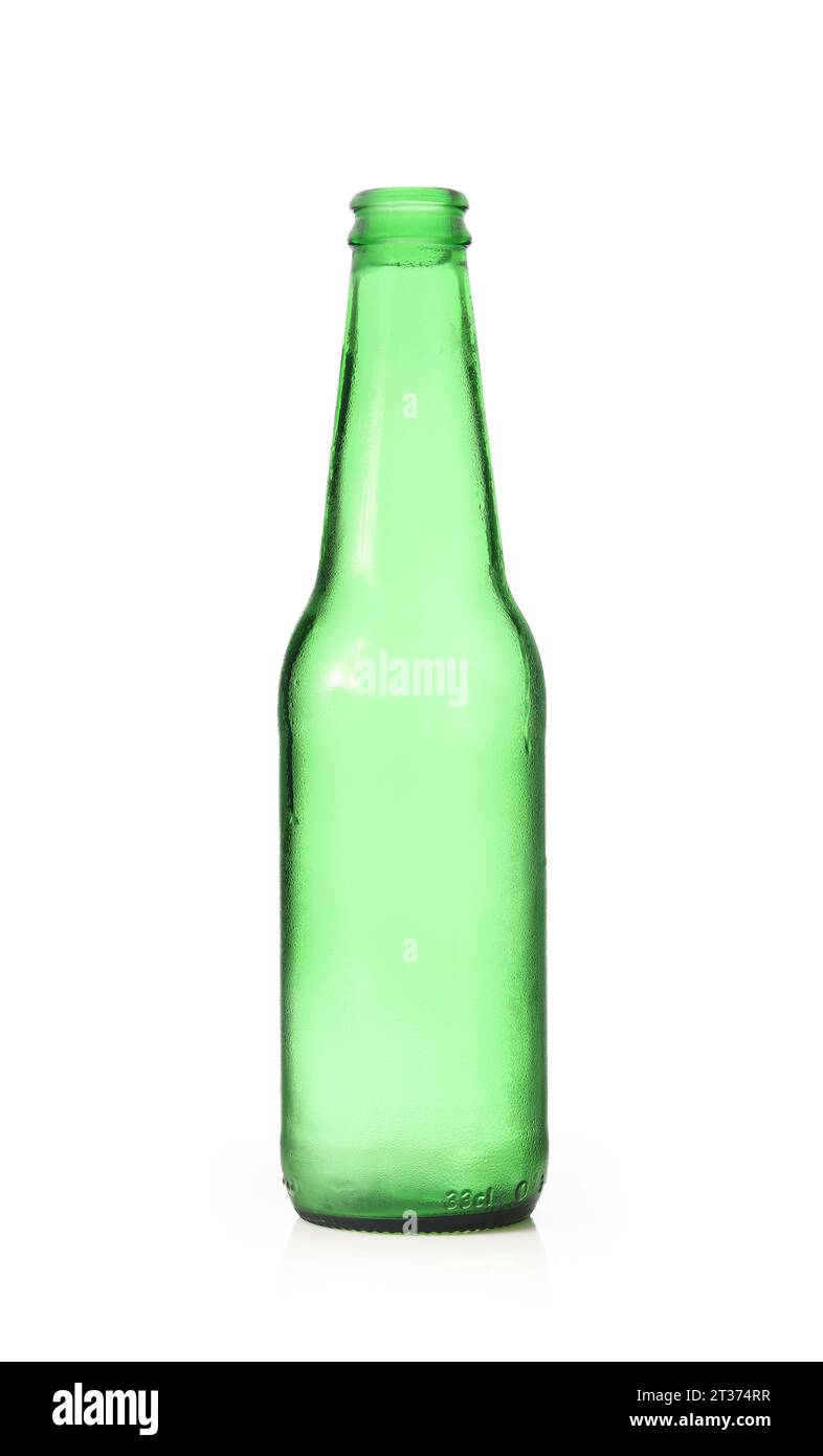 Una bottiglia vuota in vetro verde aperta isolata su sfondo bianco Foto Stock