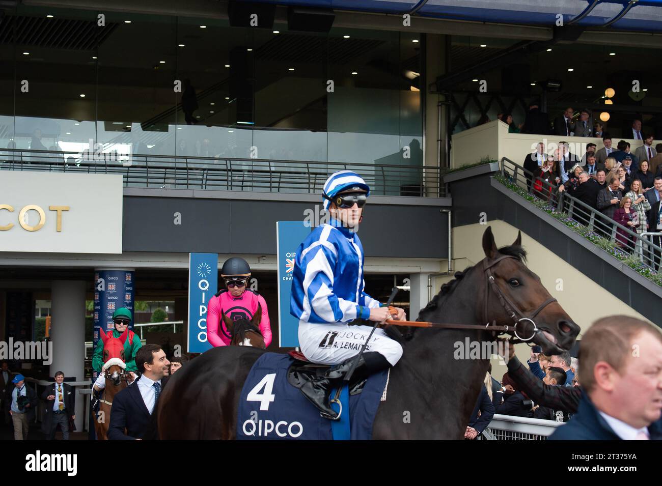 Ascot, Regno Unito. 21 ottobre 2023. Cavallo Big Rock guidato dal fantino Aurelien Lemaitre si dirige verso l'autodromo di Ascot prima di vincere la Queen Elizabeth II Stakes al QIPCO British Champions Day. Proprietario Yeguada Centurion. Allenatore Christopher Head, Francia. Allevatore Yeguada Centurioun SLU. Credito: Maureen McLean/Alamy Foto Stock