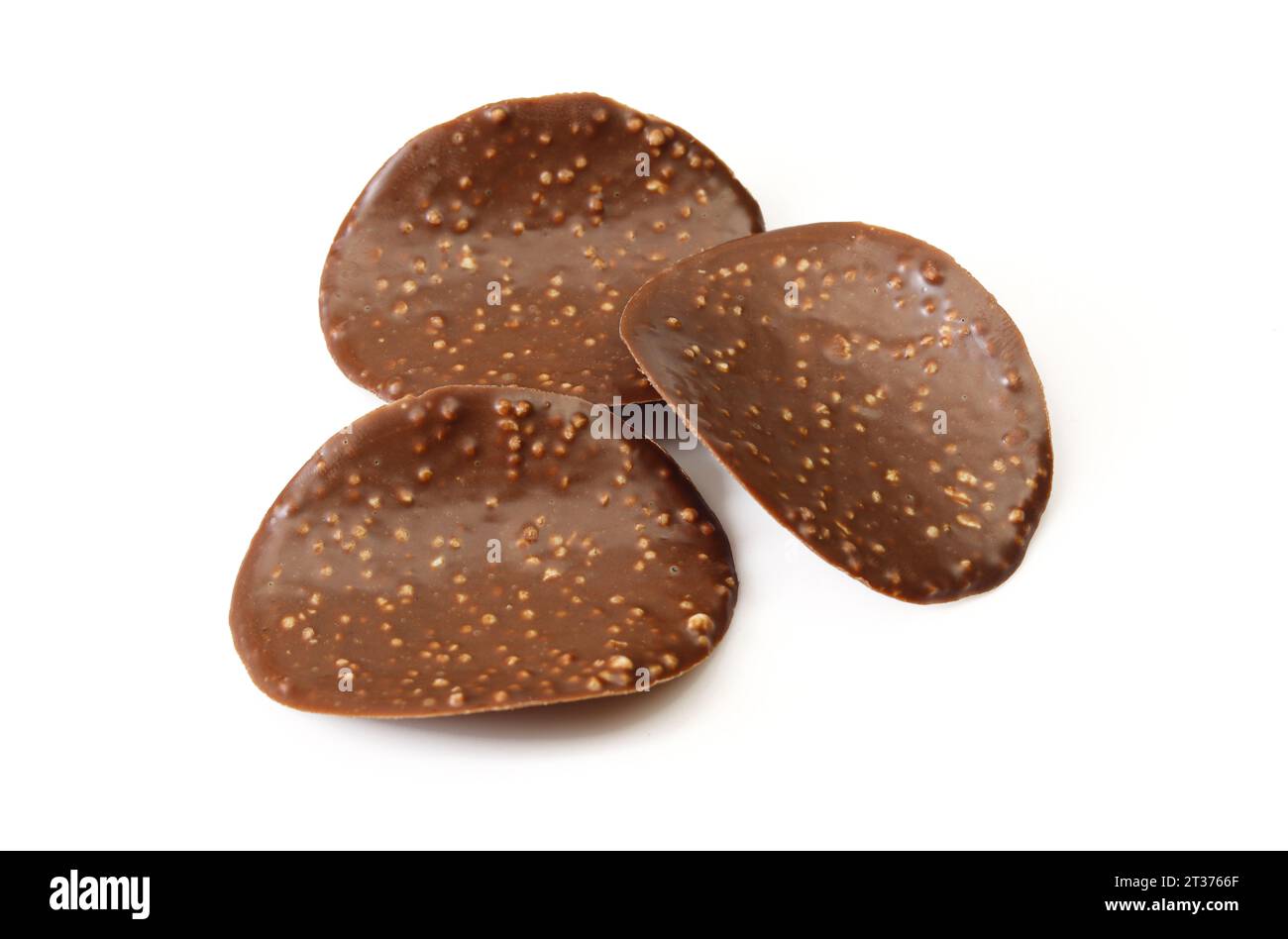 Tre sottili gocce ricoperte di cioccolato isolate su sfondo bianco Foto Stock