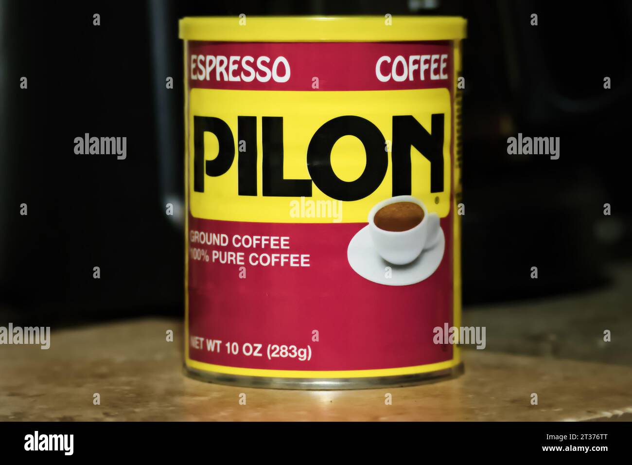 Bronx, NY - 28 settembre 2023: Latta di metallo per caffè macinato espresso del marchio Pilon. Il Pilon è un caffè cubano tradizionale prodotto dalla Rowland Coffee Roasters. Foto Stock