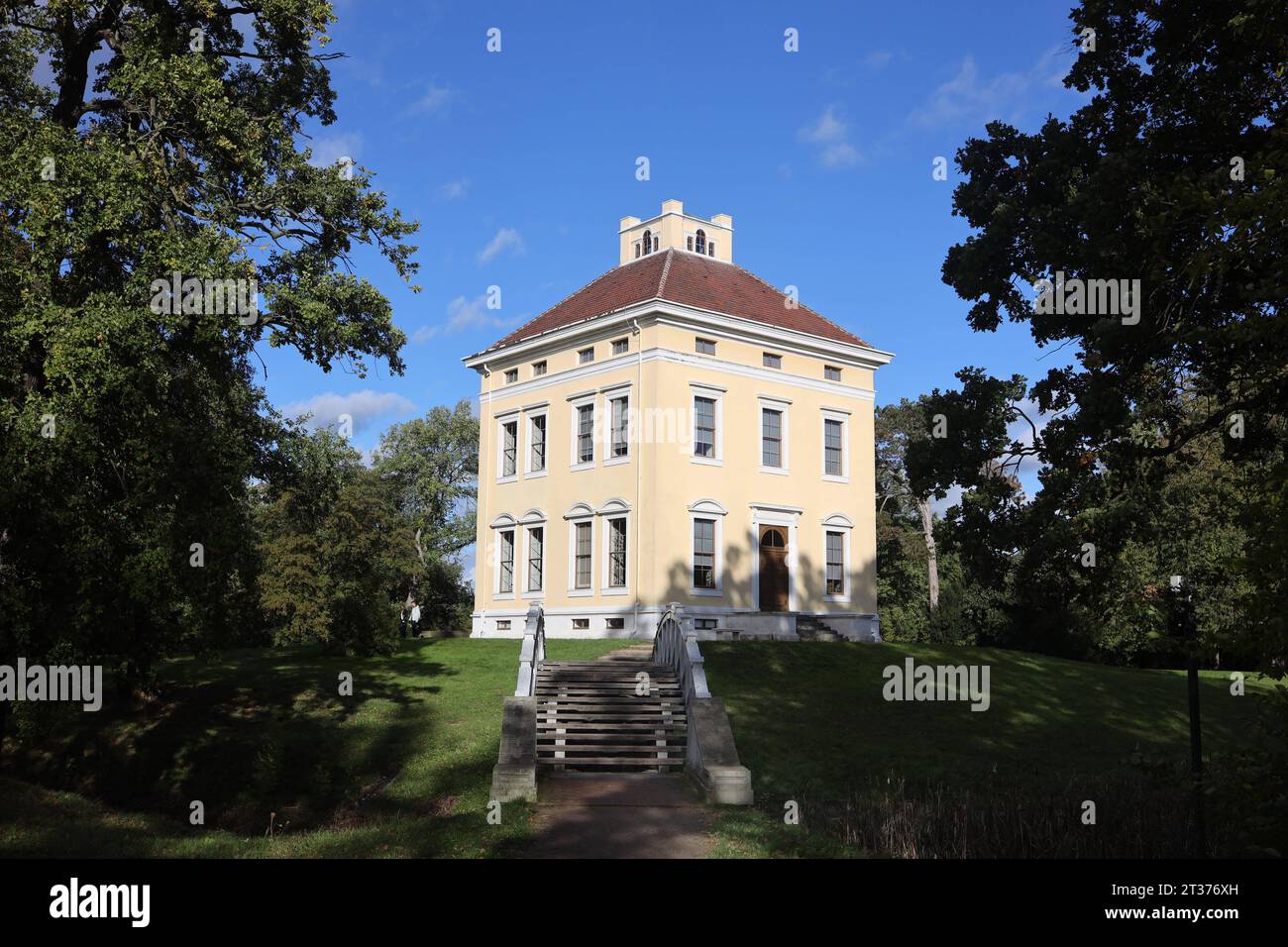 22.10.2023/Sachsen Anhalt Sachsen-Anhalt Luisium bezeichnet ein Schloss und eine Parkanlage im östlich des Stadtzentrums der anhaltischen Stadt Dessau-Roßlau gelegenen Ortsteil Waldersee. Es ist wie die Wörlitzer Anlagen Teil des Dessau-Wörlitzer Gartenreichs, das auf der liste des Welterbes der Menschheit der UNESCO steht **** 22 10 2023 Sassonia Anhalt Sassonia Anhalt Luisium si riferisce a un castello e a un parco nel distretto di Waldersee, situato a est del centro della città di Dessau Roßlau, Anhalt, è, come i giardini di Wörlitz, parte del regno dei giardini di Dessau Wörlitz, che è patrimonio dell'UNESCO Foto Stock