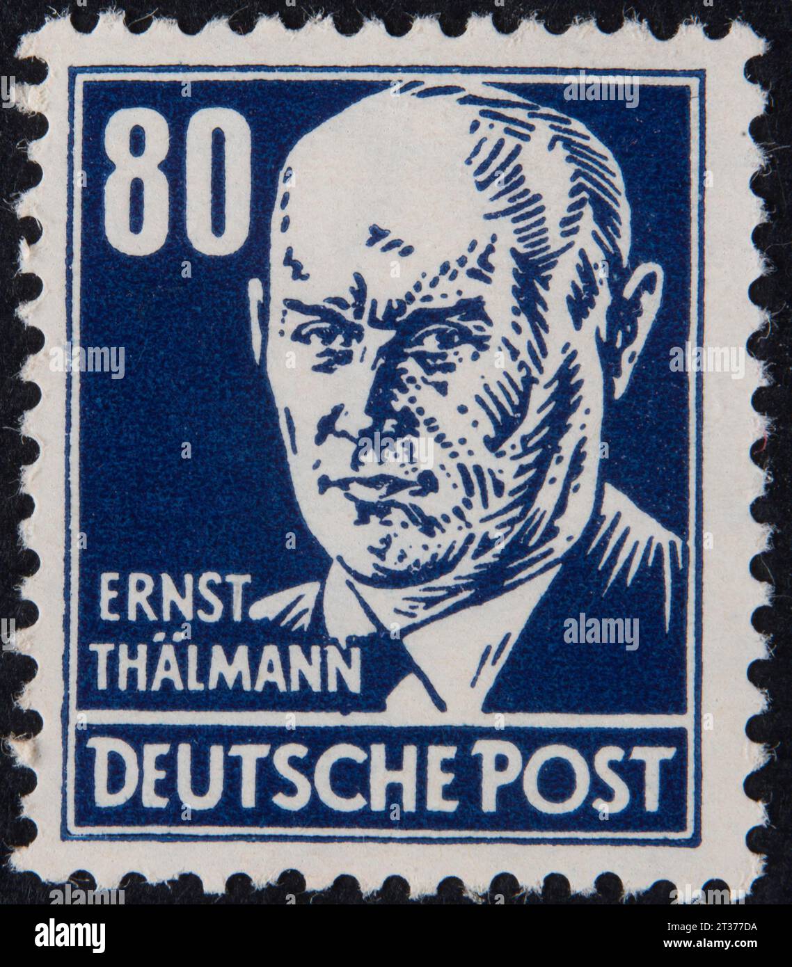 Ernst Thaelmann, leader del Partito Comunista di Germania, KPD, durante la Repubblica di Weimar, ritratto su francobollo tedesco Foto Stock