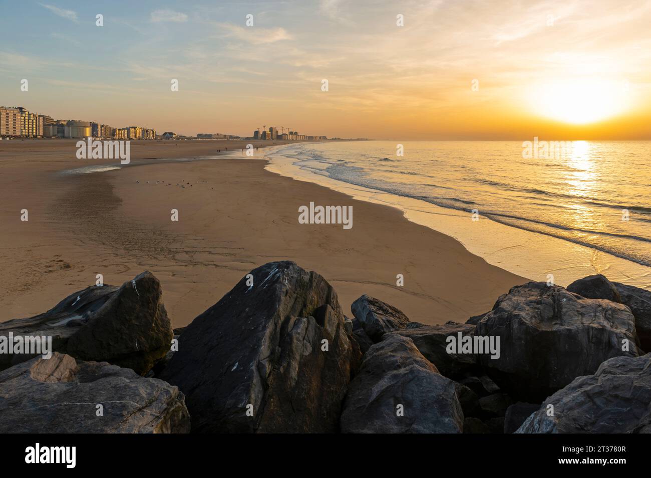 Spiaggia del Mare del Nord di Ostenda al tramonto dell'ora d'oro, Belgio. Foto Stock