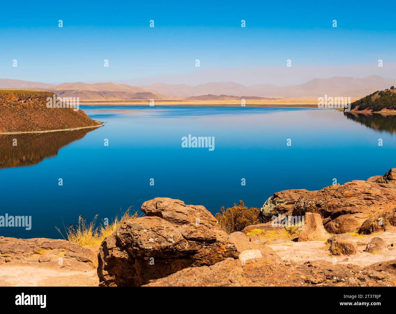 Splendida vista del lago Umayo, del sito archeologico di Sillustani, della regione di Puno, del Perù Foto Stock