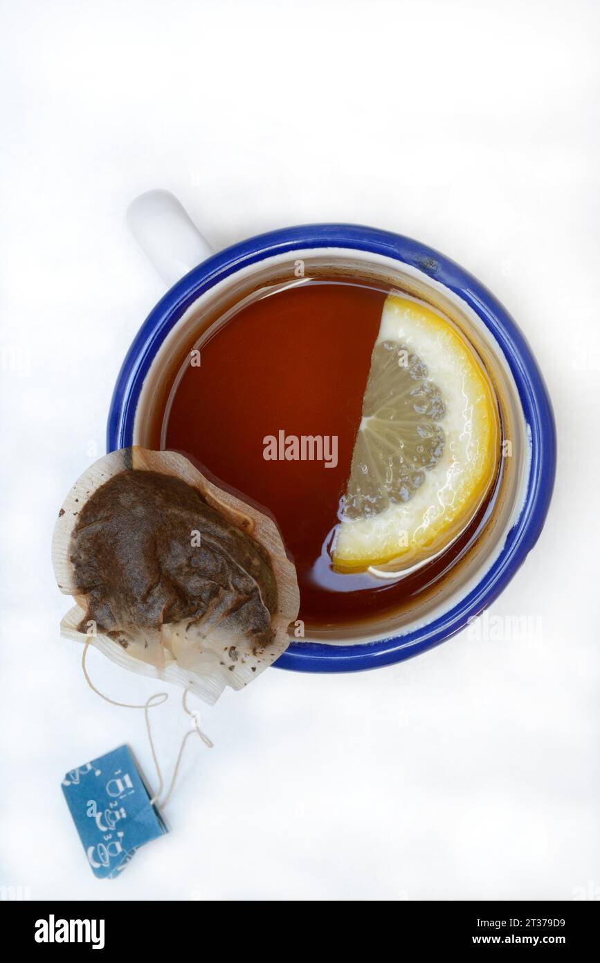 Tè nero in tazza con fetta di limone e sacchetto per infusione Foto Stock