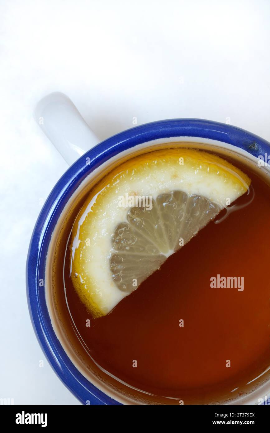 Tè nero in tazza con fetta di limone Foto Stock