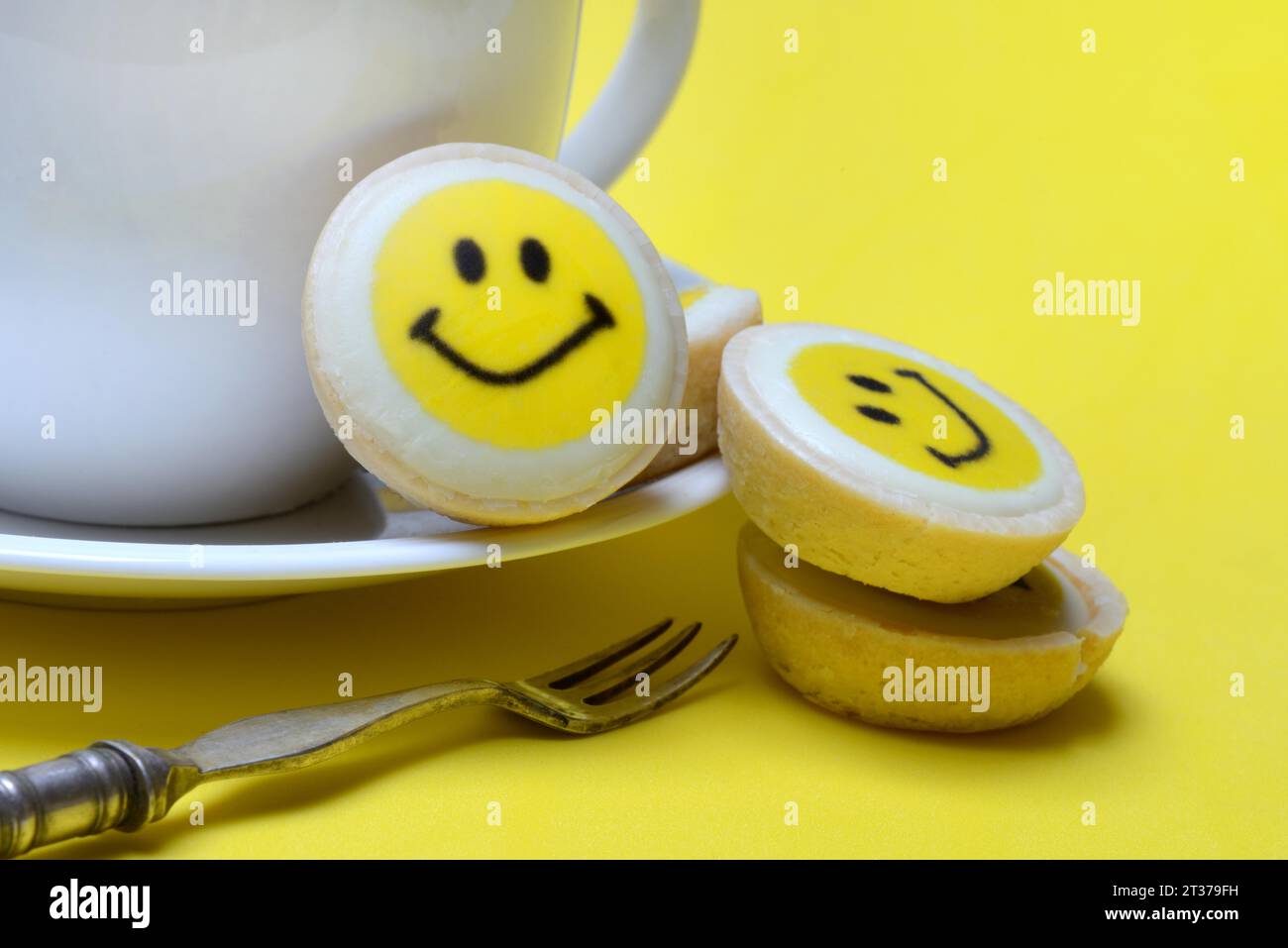 Pasta con faccia sorridente e tazza di caffè, simbolo Foto Stock
