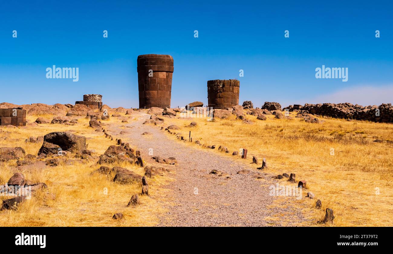 Incredibile vista del sito archeologico di Sillustani e delle sue iconiche torri funebri, della regione di Puno, del Perù Foto Stock