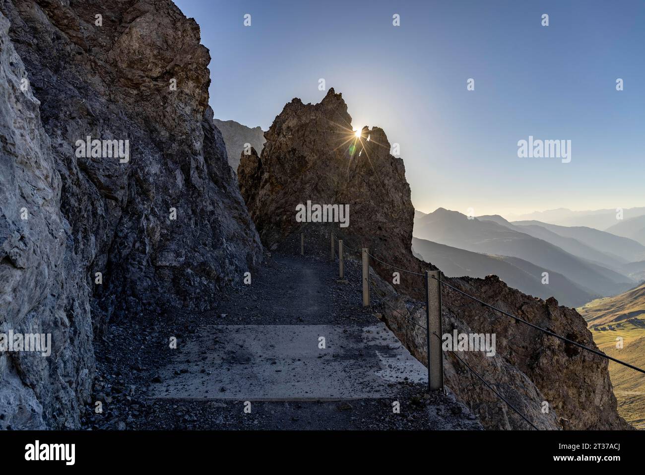 Il sole splende attraverso l'erosione della roccia, il sentiero roccioso, Strelapass, Davos, Grisons, Svizzera Foto Stock