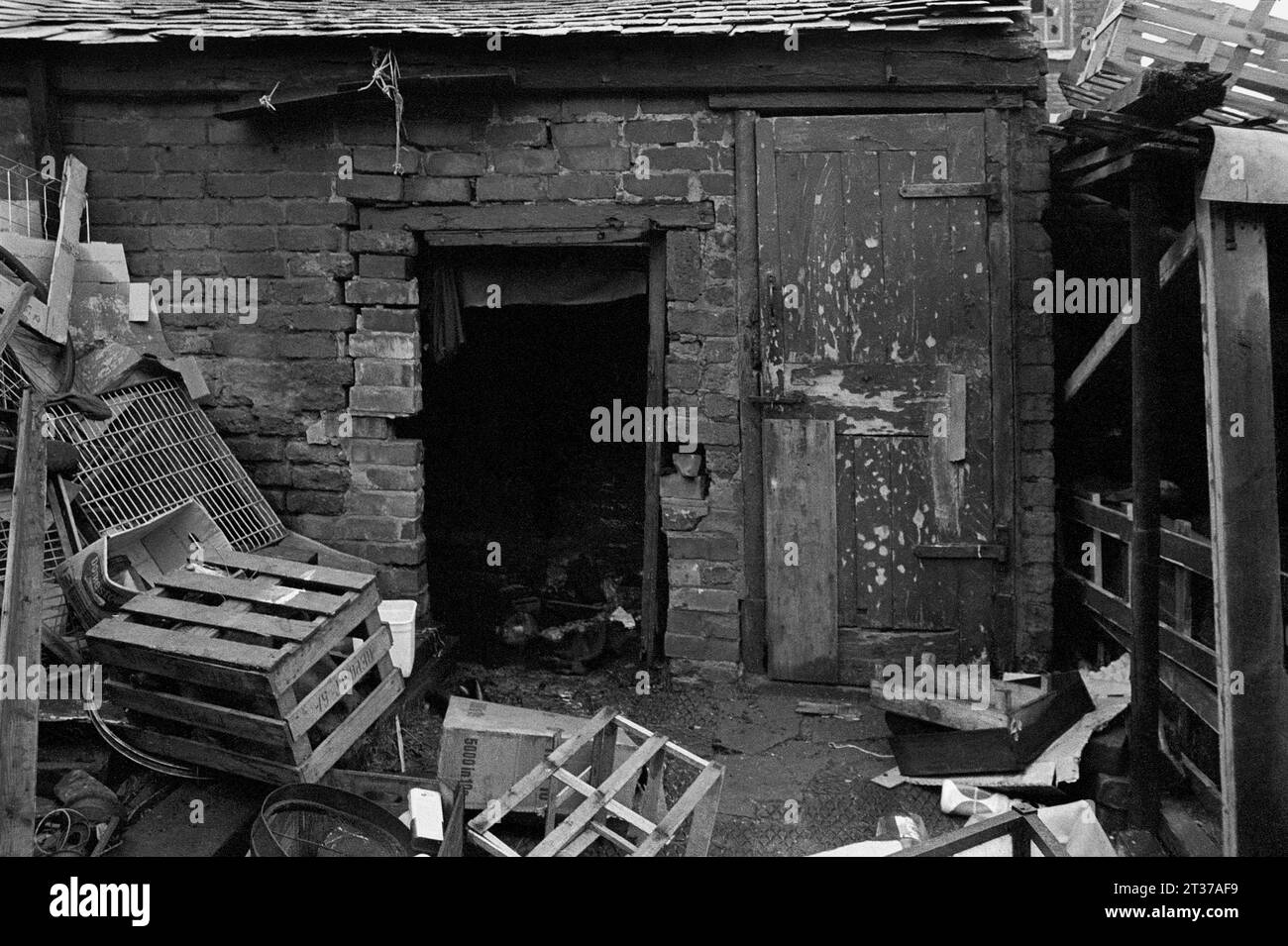 Articoli scartati all'esterno di un'unità di stoccaggio sul retro di un negozio, foto scattata durante lo slum e la demolizione di St Ann's, Nottingham. 1969-1972 Foto Stock