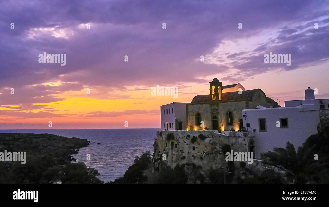 Crepuscolo, tramonto, cielo nuvoloso, luci artificiali, Chrissoskalitissa, monastero di roccia, monastero ortodosso, punta sud-ovest, provincia di Chania, Creta, Grecia Foto Stock