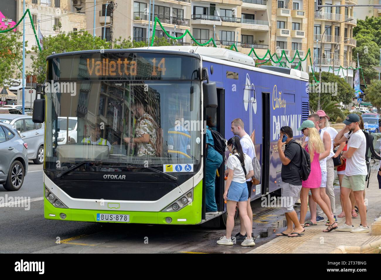 Sliema, Malta - 6 agosto 2023: Persone in fila per salire su un autobus di servizio pubblico a Sliema. Foto Stock