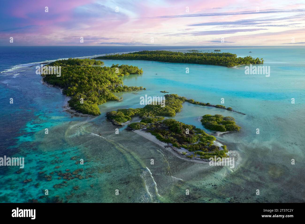 Vista aerea, isola disabitata, laguna, a South Pass, South Channel, atollo di Fakarava, arcipelago di Tuamoto, Tahiti, Isole della società, Isole Leeward Foto Stock