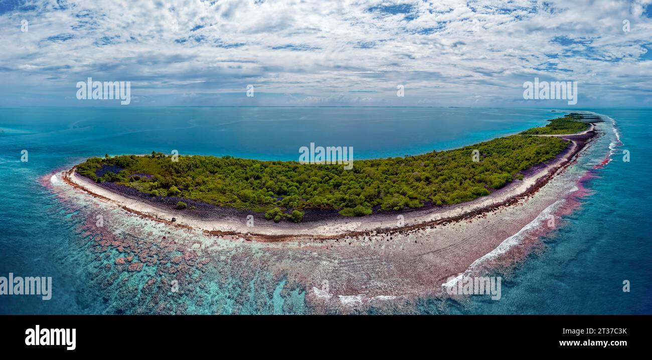 Vista aerea dell'isola disabitata nell'atollo di Fakarava, tipico paesaggio dell'isola, fronte scogliera esterna, atollo di Fakarava, arcipelago di Tuamotu, Tahiti, società Foto Stock