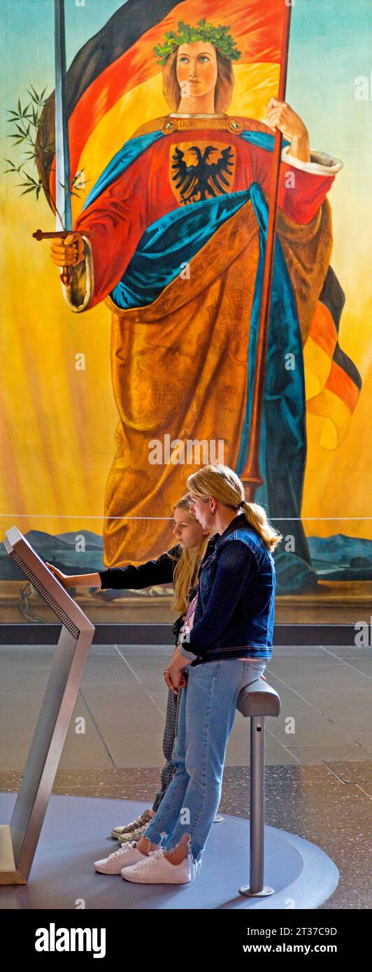 Due donne su uno schermo di fronte al dipinto della Germania di Philipp Veit, Haus der Geschichte, Bonn, Renania settentrionale-Vestfalia, Germania Foto Stock