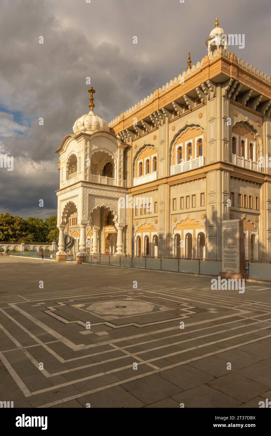 Guardando il Siri Guru Nanak Darbar Gurdwara con luce notturna Foto Stock