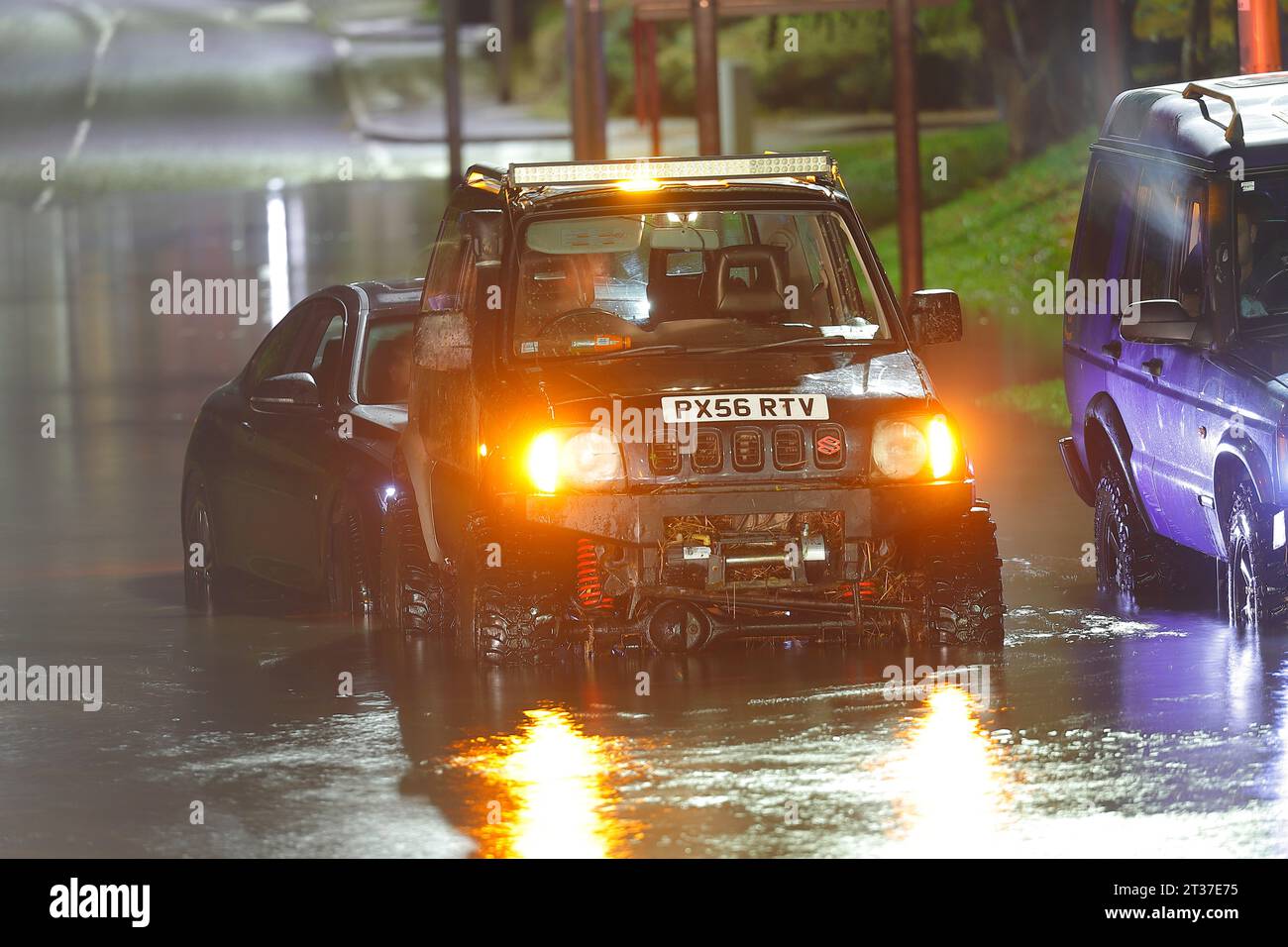 Recupero di un veicolo, dopo essere rimasto bloccato in un'inondazione sulla Station Road ad Allerton Bywater durante Storm Babet Foto Stock