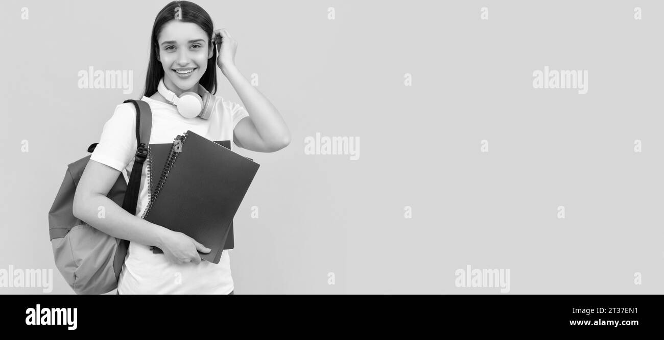 Donna studentessa ritratto di volto isolato, striscione con spazio per la copia. insegnante privato con copybook e cuffie. torna a scuola. concetto di istruzione Foto Stock
