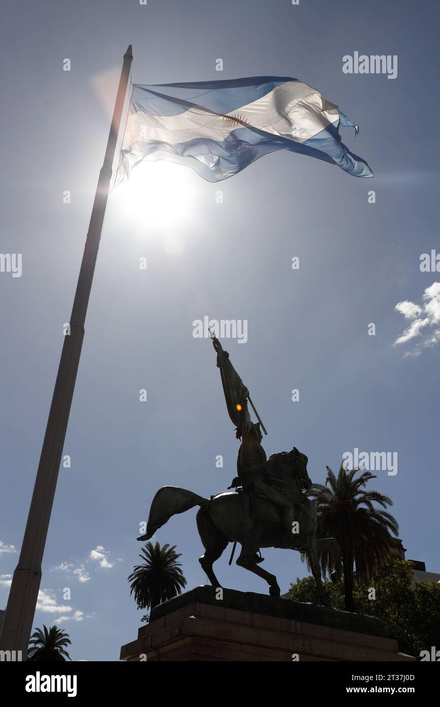 Una bandiera nazionale argentina con la statua del generale Manuel Belgrano in Plaza de Mayo.Buenos Aires.Argentina Foto Stock