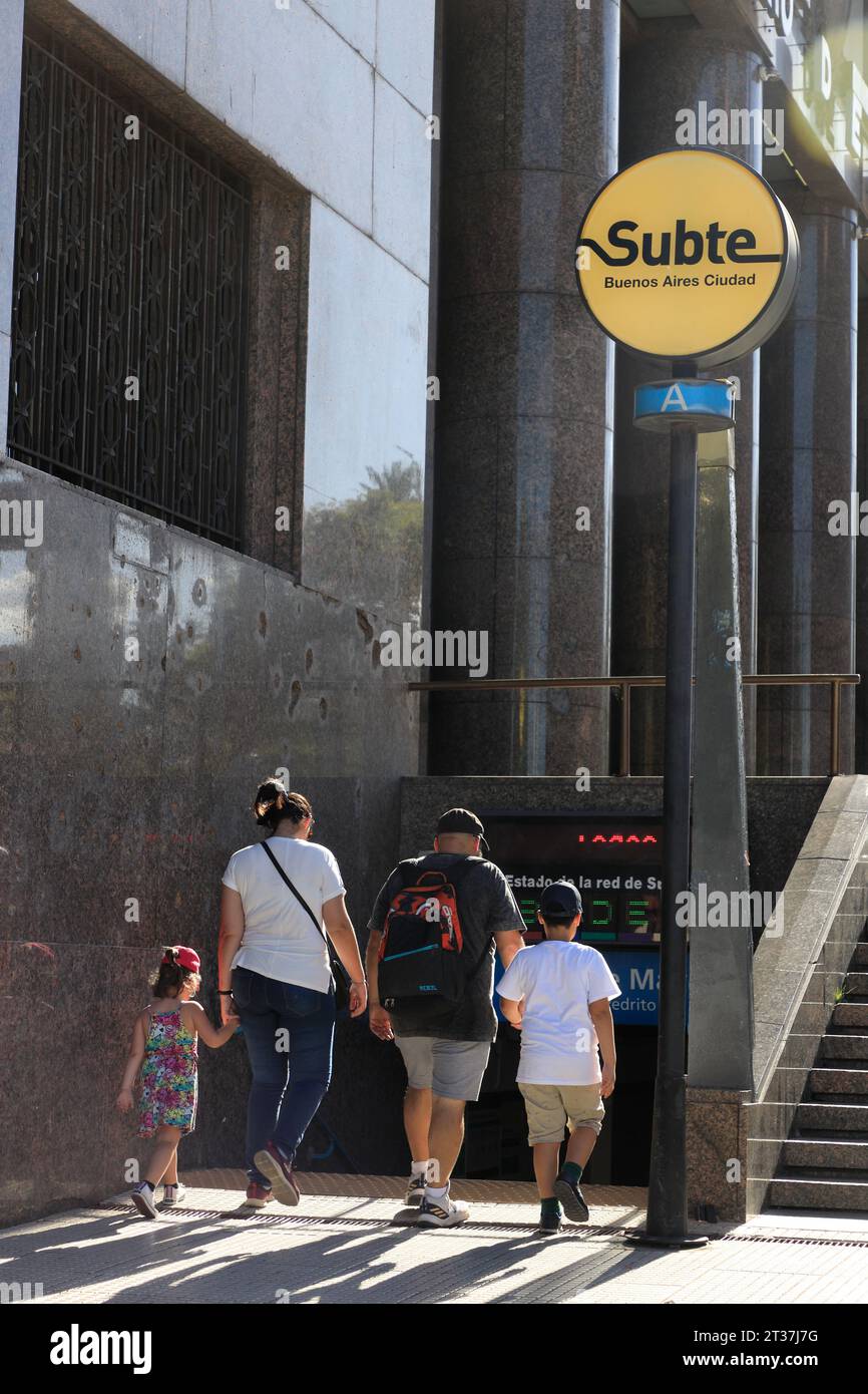 Una famiglia che cammina nell'entrata della metropolitana di Una linea con il cartello Subte accanto. Buenos Aires.Argentina Foto Stock