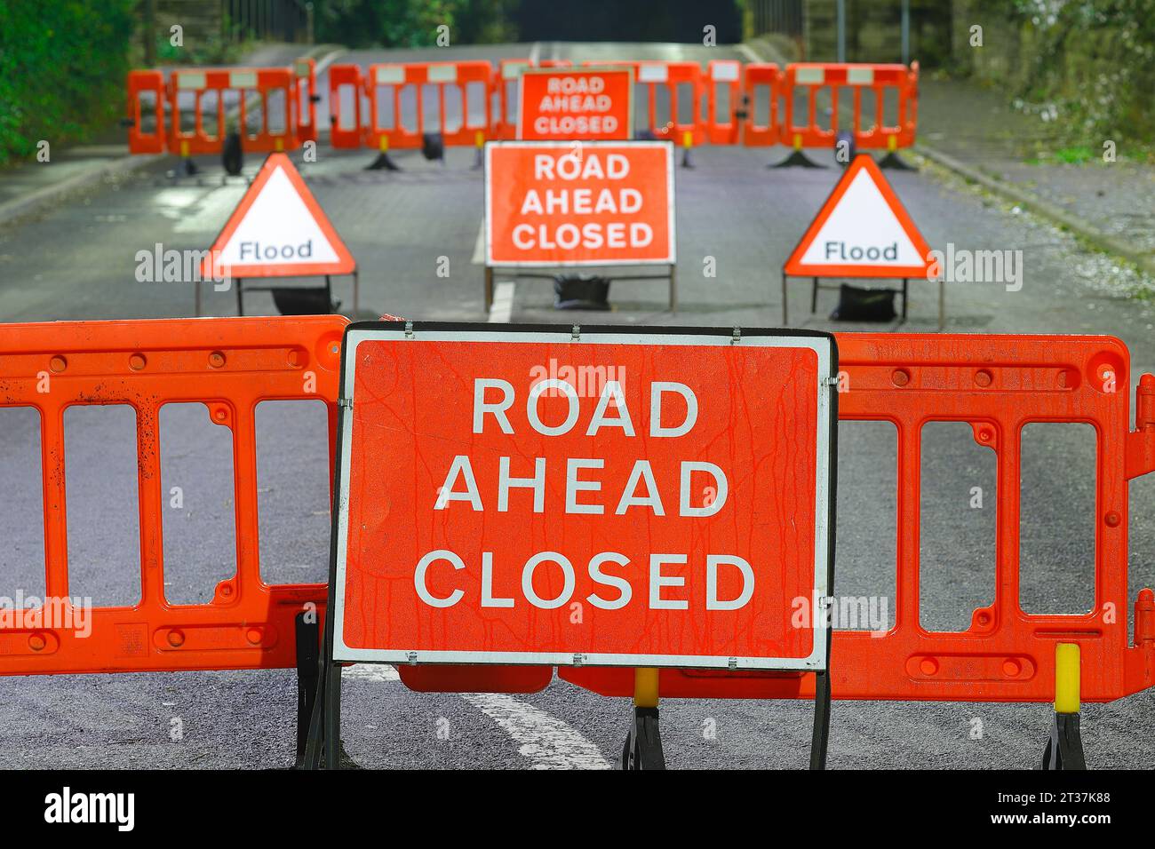 Road Before CLOSED & Flood Signals & Barriers eretti su Barnsdale Road, Castleford, West