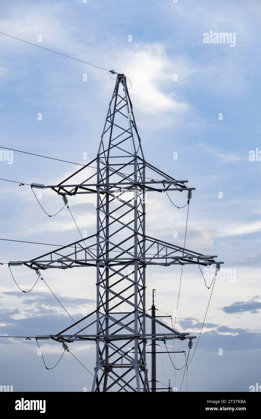 Torri di trasmissione (tralicci elettrici) di corrente ad alta tensione. Foto verticale Foto Stock