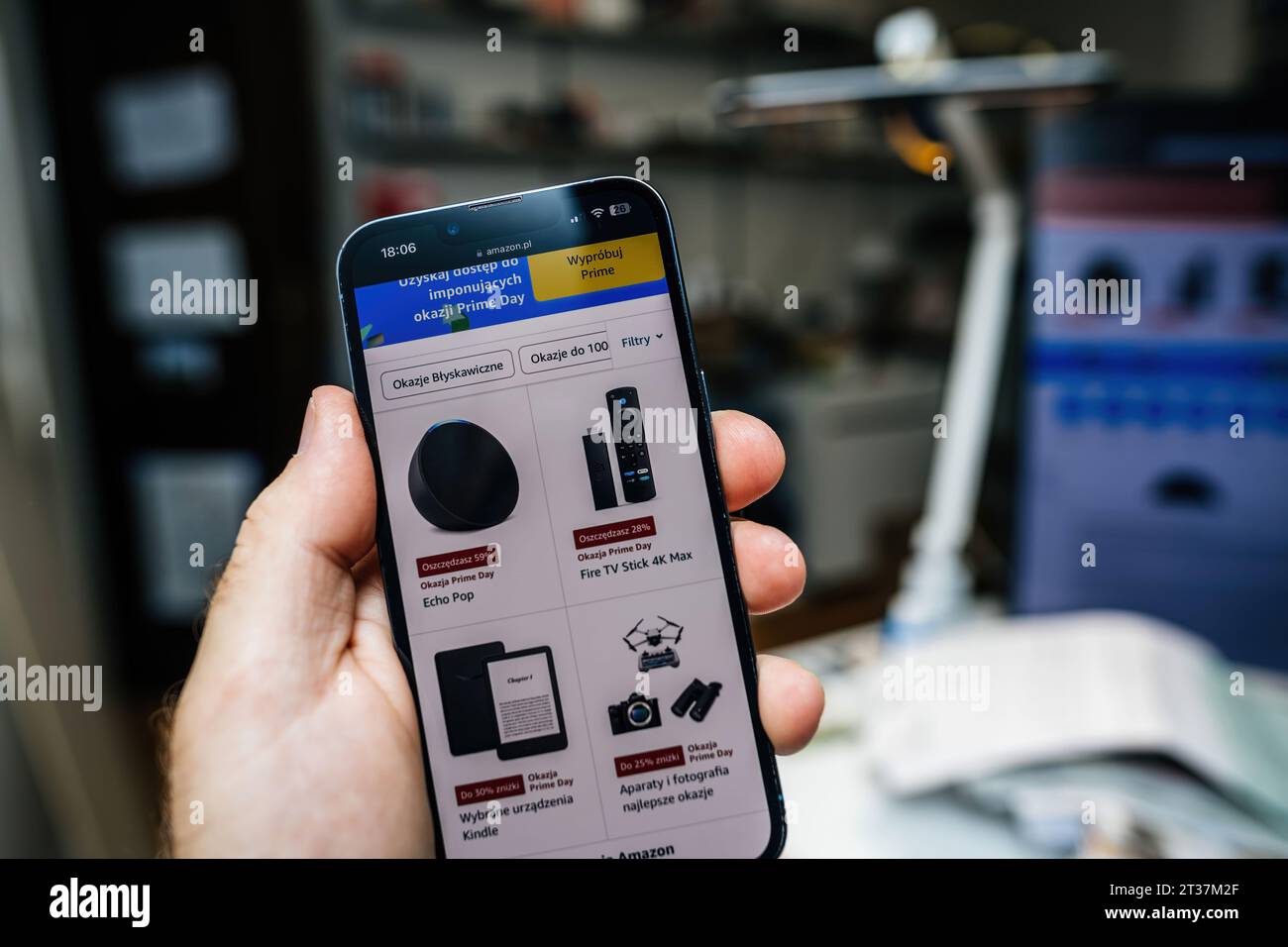Parigi, Francia - 12 luglio 2023: Prezzi speciali Amazon prime Day per Echo Dot, Fire TV Stick 4K Max, Kindle e droni, visualizzati in polacco sull'app Amazon Poland Foto Stock
