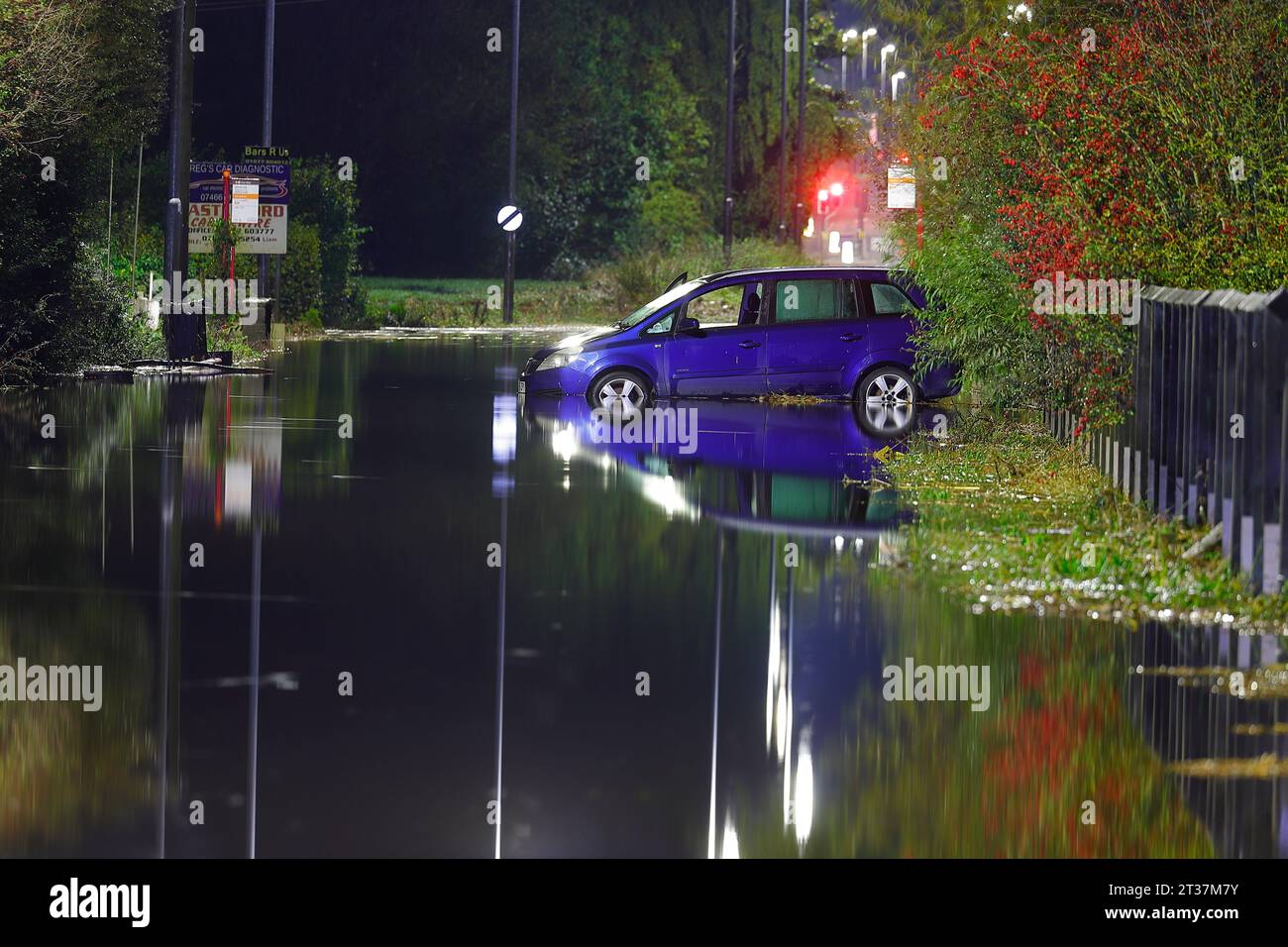 Un veicolo lasciato abbandonato in acque alluvionali durante Storm Babet su Barnsdale Road a Castleford, West Yorkshire, Regno Unito Foto Stock