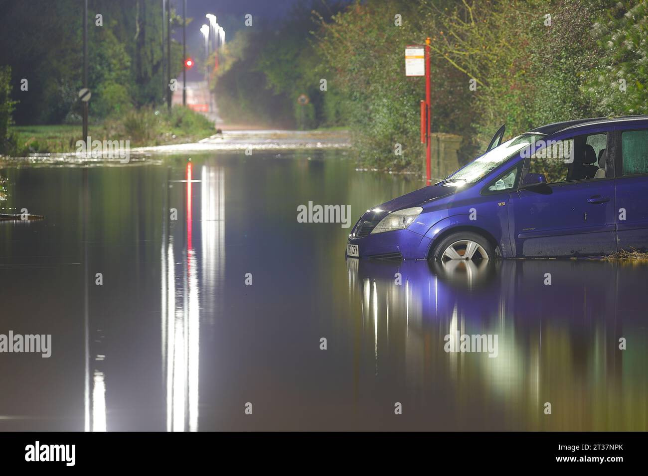 Un veicolo lasciato abbandonato sulla Barnsdale Road ad Allerton Bywater, dopo essere rimasto bloccato in un'inondazione portata da Storm Babet Foto Stock