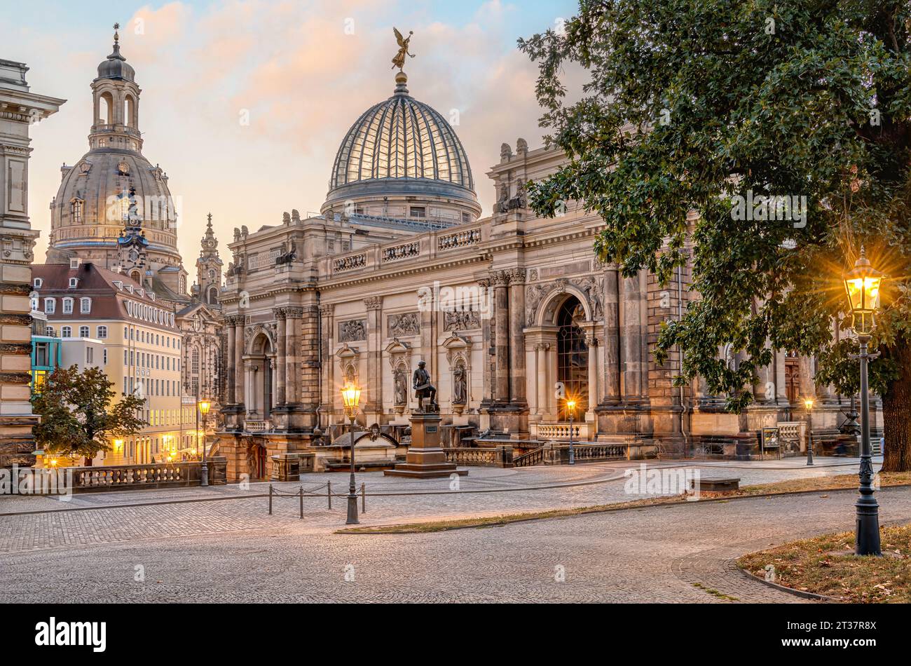 Galleria d'arte illuminata nel Lipsius Building in Georg-Treu-Platz con la Frauenkirche Dresda all'alba, Sassonia, Germania Foto Stock