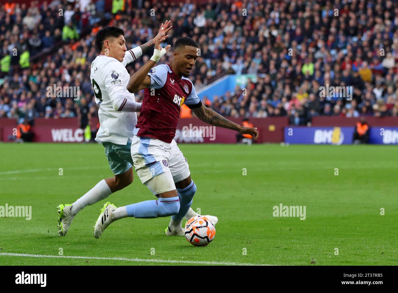 Birmingham, Regno Unito. 22 ottobre 2023. Ezri Konsa di Aston Villa viene fregato da Edson Alvarez del West Ham Utd (l) e viene assegnato un rigore. Partita di Premier League, Aston Villa contro West Ham Utd al Villa Park di Birmingham domenica 22 ottobre 2023. Questa immagine può essere utilizzata solo per scopi editoriali. Solo per uso editoriale, foto di Andrew Orchard/Andrew Orchard fotografia sportiva/Alamy Live news credito: Andrew Orchard fotografia sportiva/Alamy Live News Foto Stock