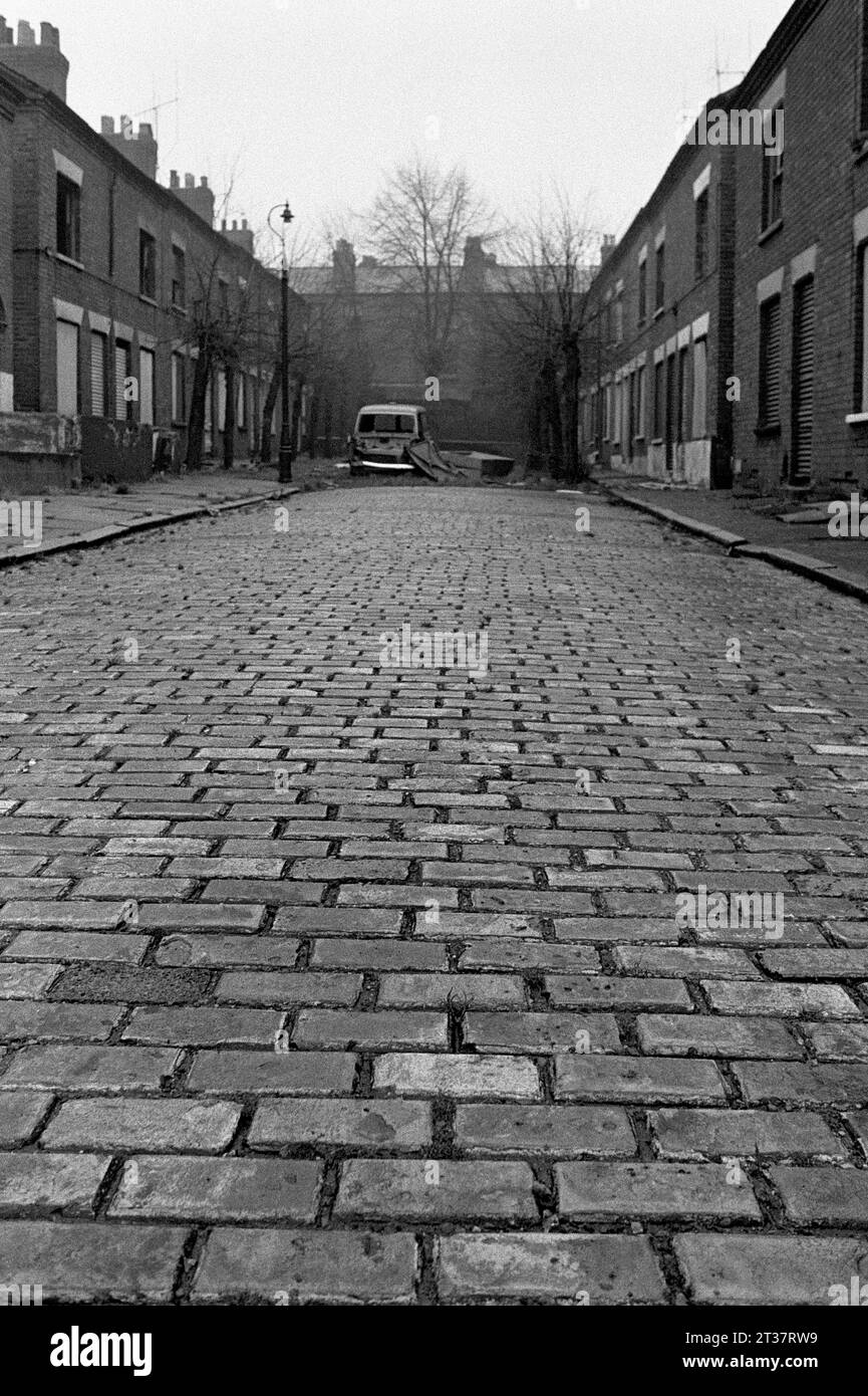 Naufragata e vandalizzata Ford Anglia van su una SIM Street acciottolata durante l'evacuazione e la demolizione di St Ann's, Nottingham. 1969-1972 Foto Stock