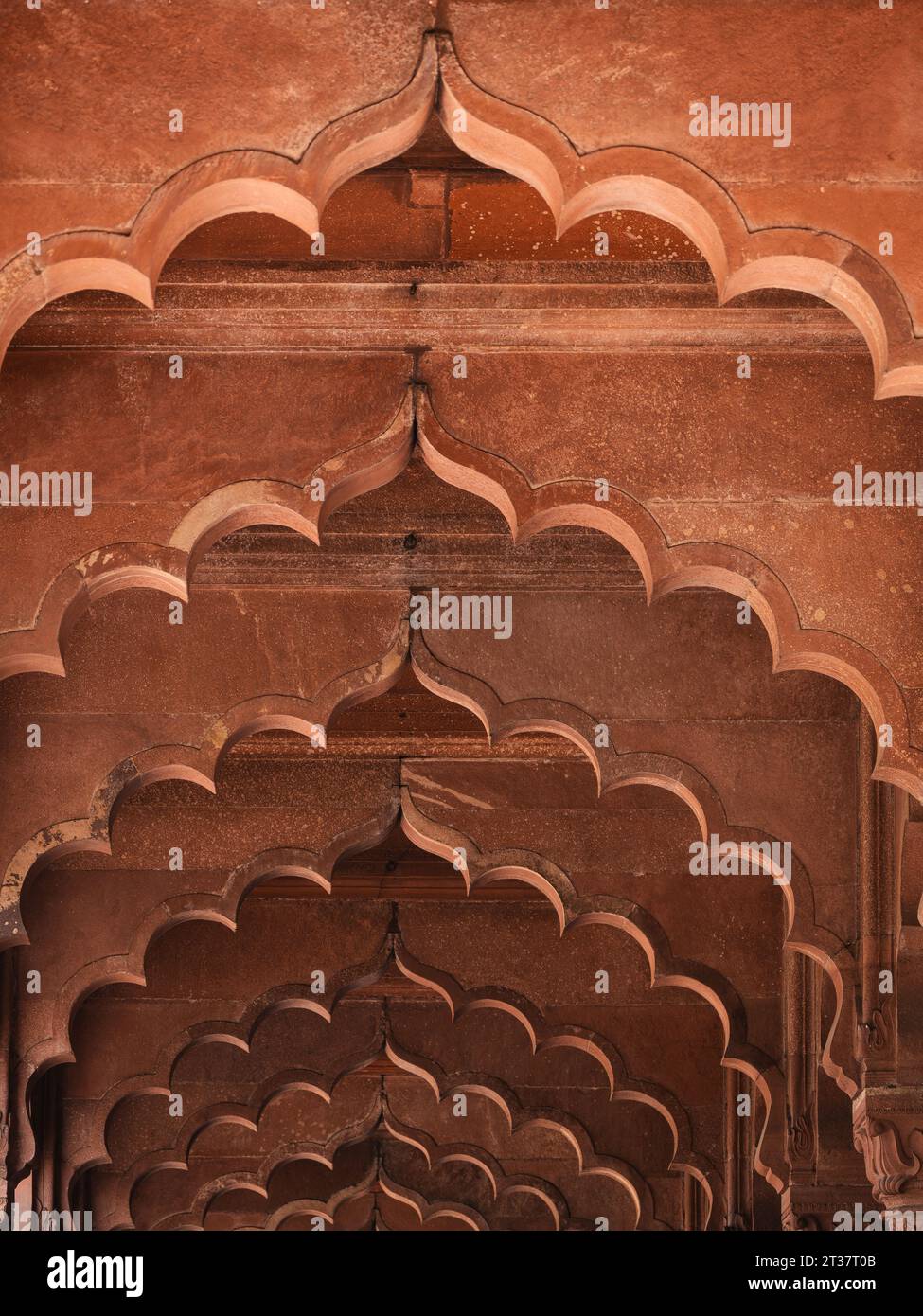 Archi cuspati all'interno della sala Diwan-i-Am nello storico forte Rosso (Lal Qila) nella Vecchia Delhi, India. Foto Stock