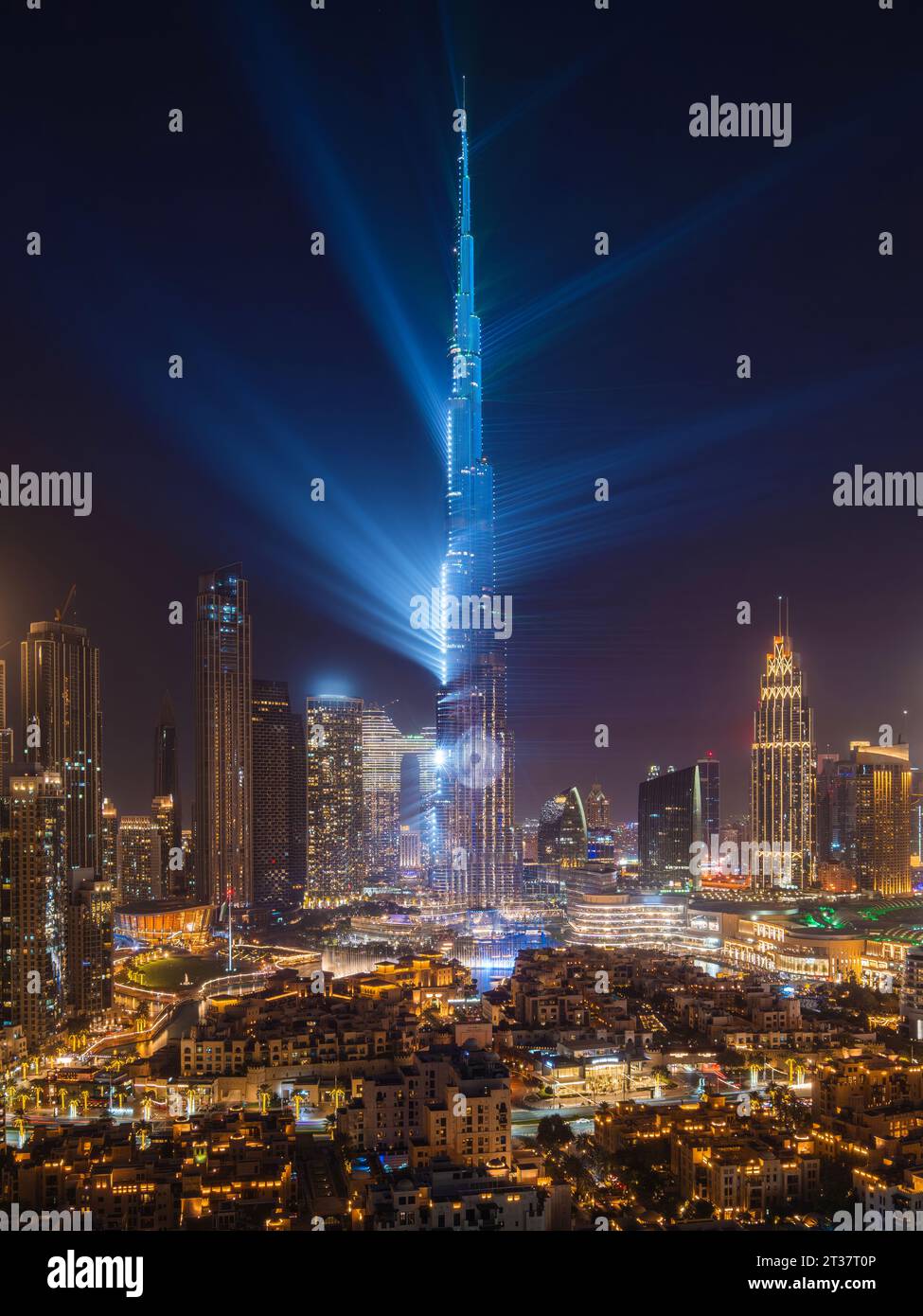 Futuristico paesaggio urbano di Dubai che mostra il famoso spettacolo di luci Burj Khalifa a Dubai, Emirati Arabi Uniti (Emirati Arabi Uniti). Foto Stock