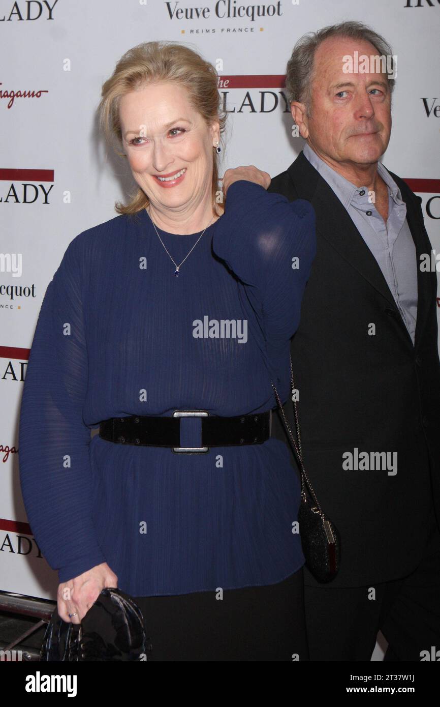 Meryl Streep e il marito Don Gummer partecipano alla prima di The Iron Lady della Weinstein Company al Ziegfeld Theater di New York il 13 dicembre 2011. Crediti fotografici: Henry McGee/MediaPunch Foto Stock