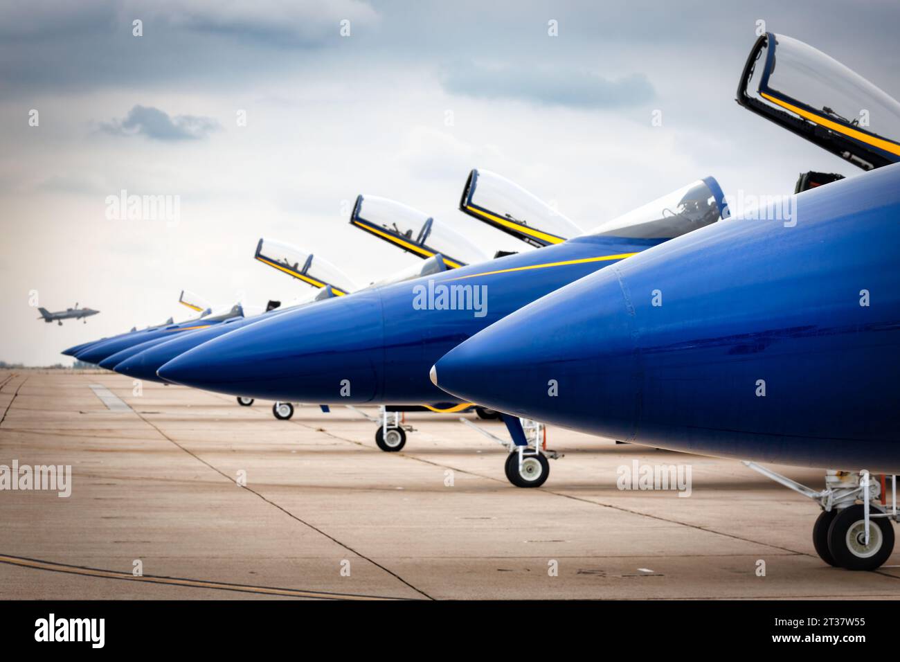 Miramar, California, USA - 21 settembre 2023: Gli US Navy Blue Angels si schierarono sulla linea di volo all'America's Airshow 2023. Foto Stock