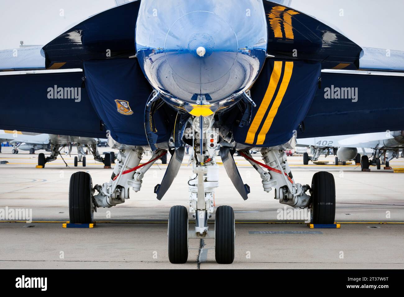 Miramar, California, USA - 21 settembre 2023: Le prese d'aria coperte e il carrello d'atterraggio di un Blue Angel della US Navy all'America's Airshow 2023. Foto Stock
