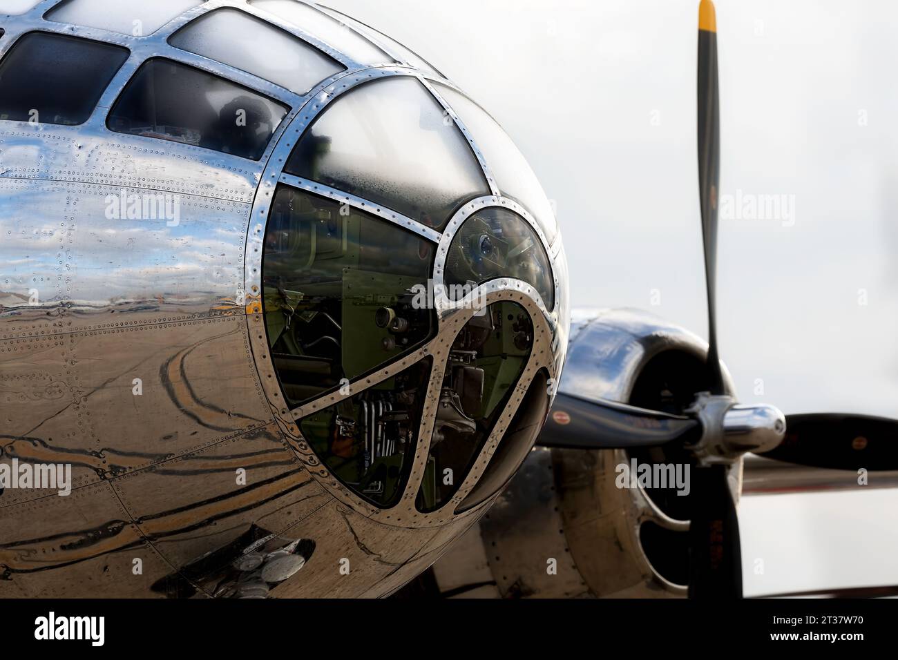 Rugiada mattutina sul naso di Doc, un B-29 Superfortress in mostra all'America's Airshow 2023. Foto Stock