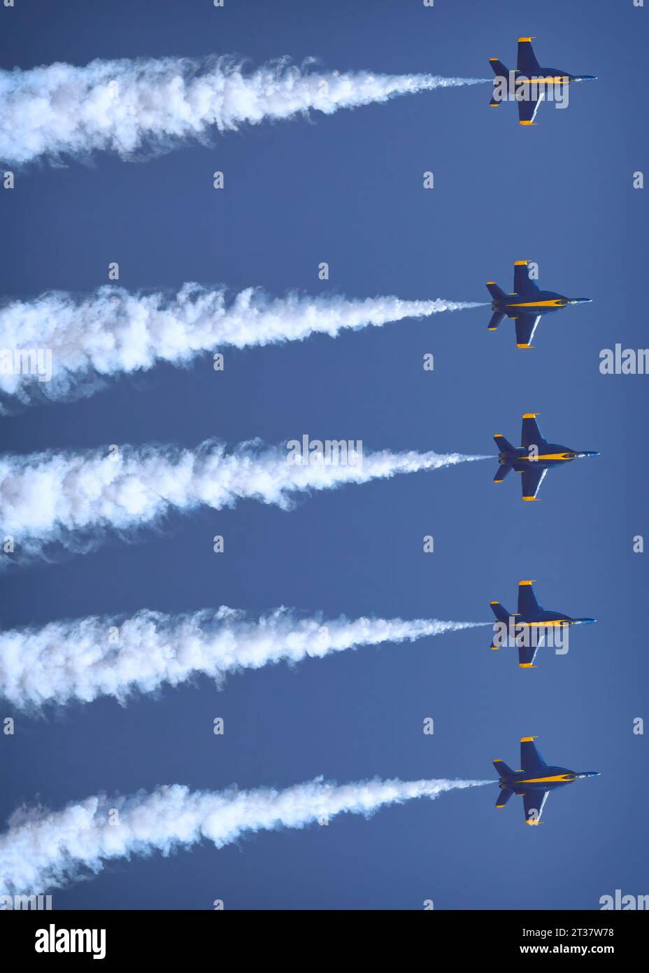 Miramar, California, USA - 24 settembre 2023: Gli US Navy Blue Angels, in cima a un loop, si esibiscono all'America's Airshow. Foto Stock