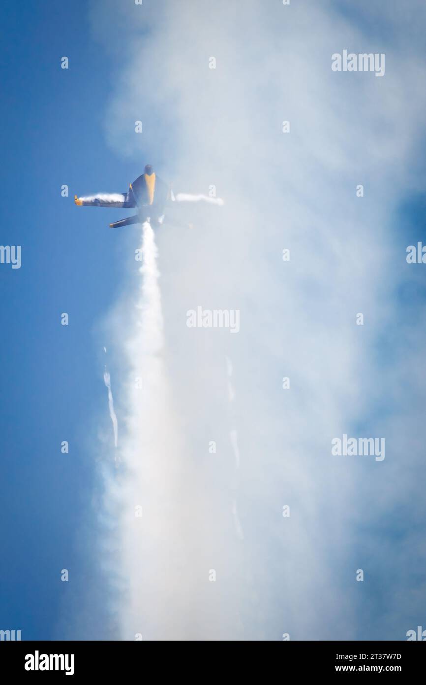 Miramar, California, USA - 24 settembre 2023: A Blue Angel Rises Through the Smoke at America's Airshow 2023. Foto Stock