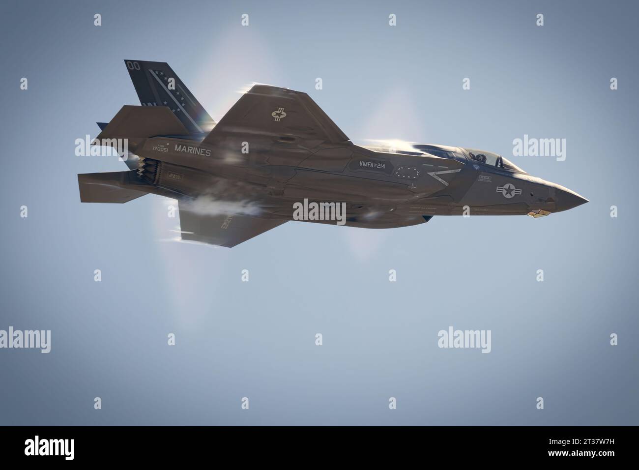 Miramar, California, USA - 24 settembre 2023: Vapor Breaks Around an F-35 Lightning II at America's Airshow 2023. Foto Stock