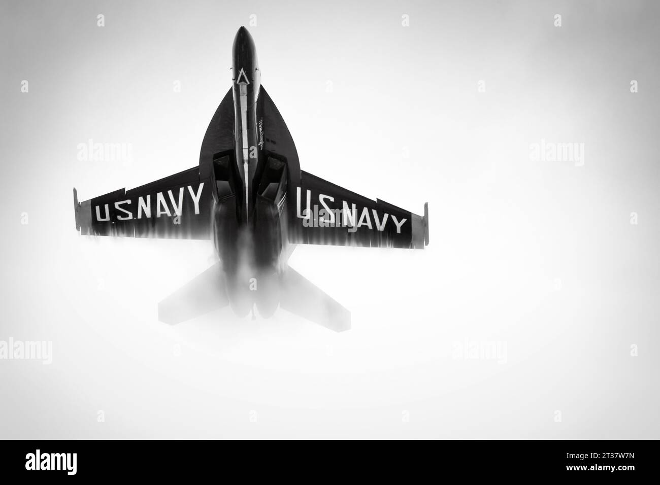 Miramar, California, USA - 22 settembre 2023: A US Navy Blue Angel, crea molta nebbia, esibendosi all'America's Airshow 2023. Foto Stock
