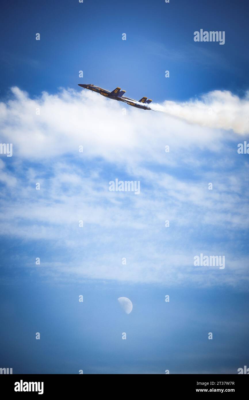 Miramar, California, USA - 23 settembre 2023: Due Blue Angels si librano sopra la luna all'America's Airshow 2023. Foto Stock