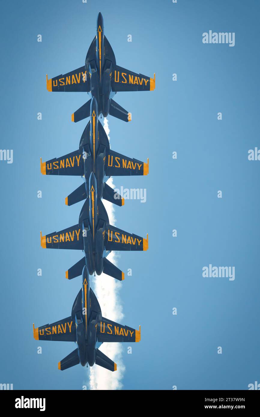 Miramar, California, USA - 23 settembre 2023: Una fila di Blue Angels della Marina degli Stati Uniti, con fumo acceso, all'America's Airshow 2023. Foto Stock