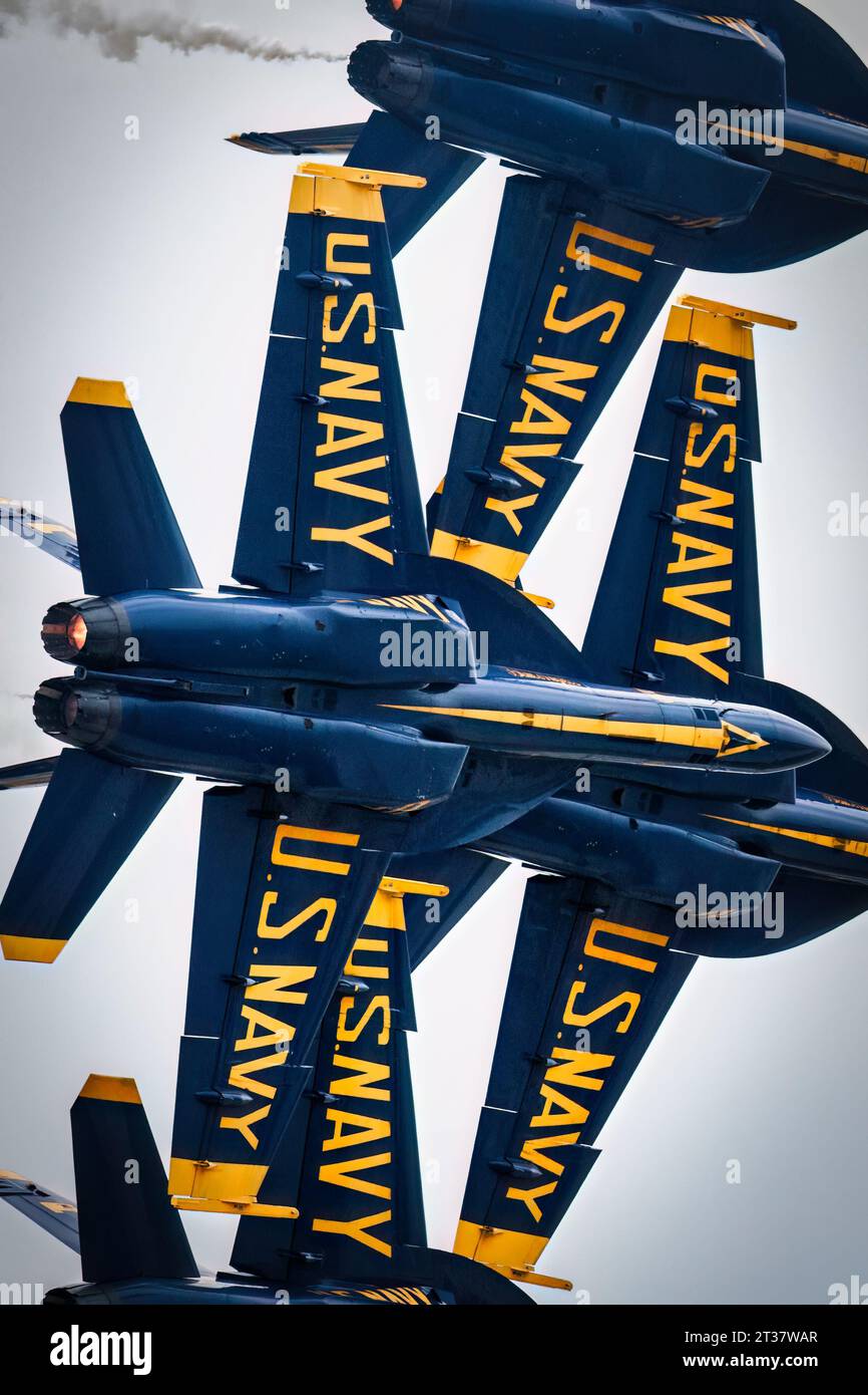 Miramar, California, USA - 22 settembre 2023: Il lato inferiore degli US Navy Blue Angels mentre passano nell'America's Airshow 2023. Foto Stock