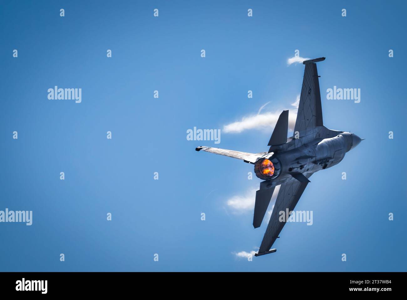 Miramar, California, Stati Uniti d'America - 23 settembre 2023: Vapor break intorno a un F-16, parte del Viper Demonstration Team all'America's Airshow 2023. Foto Stock