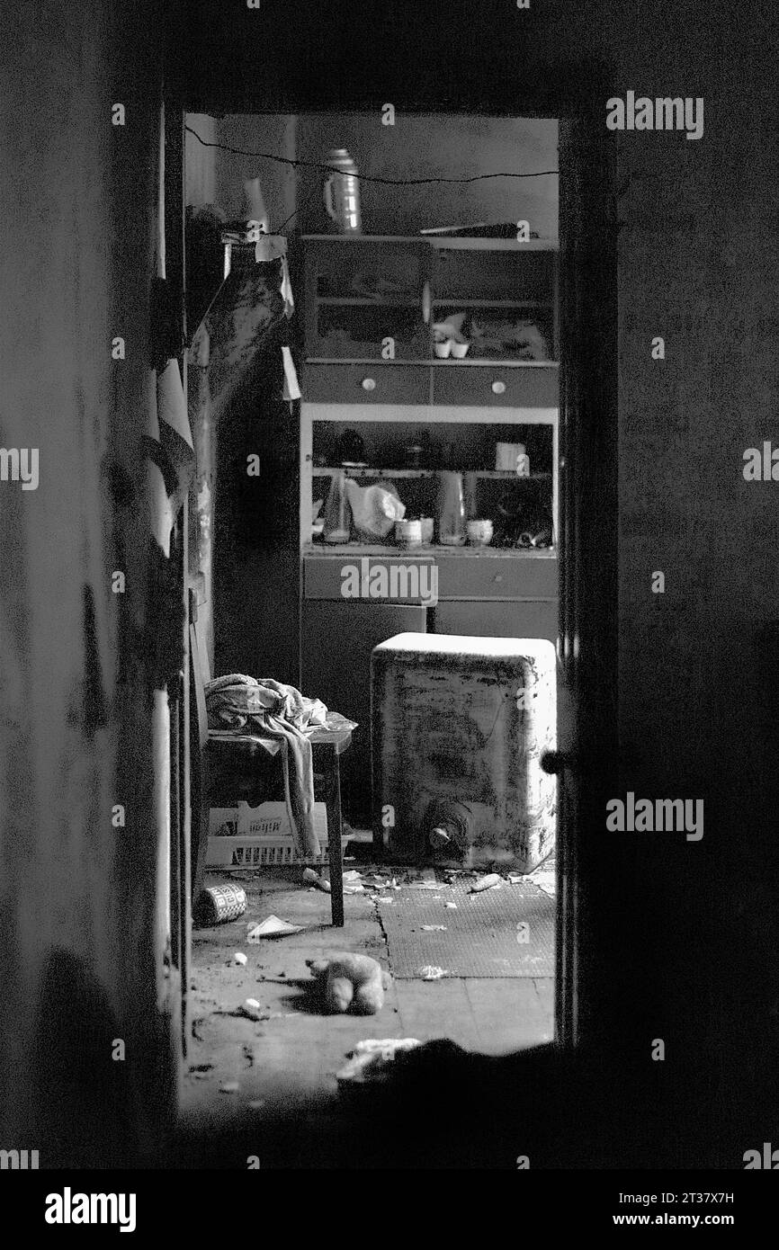 Sculleria piena di oggetti abbandonati di una casa che è stata liberata durante l'evacuazione dei baraccopoli e la demolizione di St Ann's, Nottingham. 1969-1972 Foto Stock